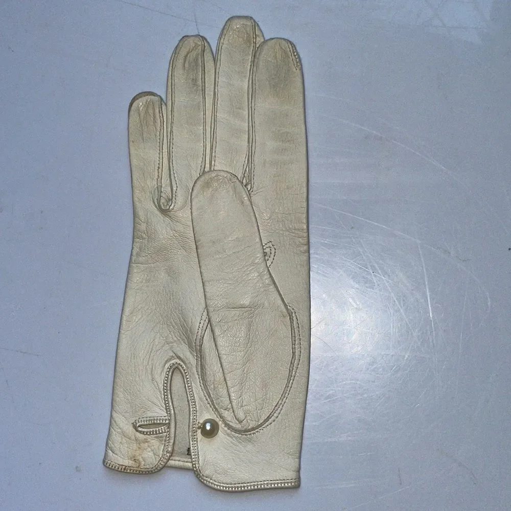 Vintage 50s/60s Size 6‎ off white leather gloves with pearl button at wrist